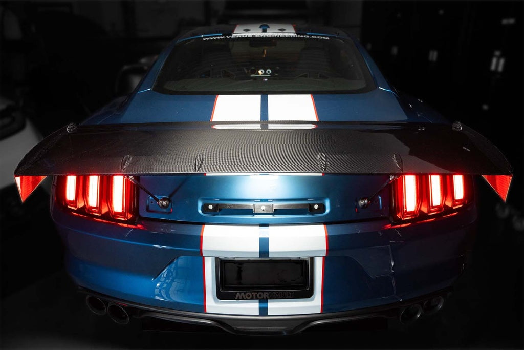 Drag wing installed on S550 Mustang trunk